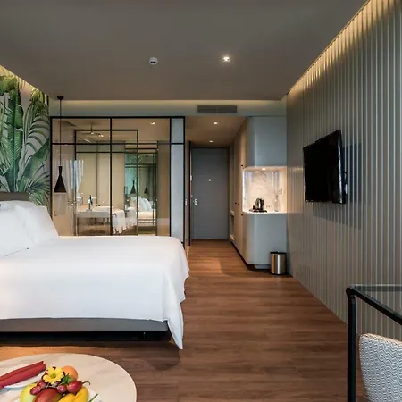 Deluxe Suites At Gardens Hotell
